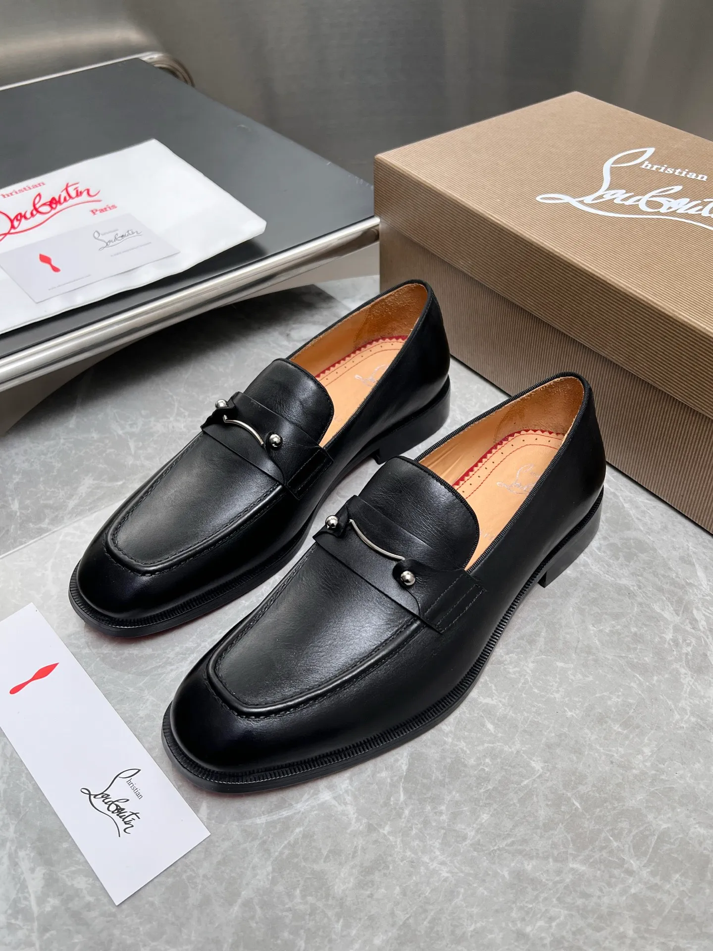 [CL red sole] Top P: 900💰 Number of yards: 39~44 (38.4546. Customized, non-refundable) CL new men's formal shoes Loaf leather shoes Christia* Loubouti* red sole shoes The red sole is luxurious and elegant, reshaping the style boundary of casual formal wear. It is extremely innovative in material selection, and creates a rich visual and tactile experience through the collision of different materials! Made of top-grade calfskin/glossy patent leather/spliced ​​technical fabric in contrasting colors. The upper is stitched by hand with fine and even stitching. It is based on the square-toe loafer shoe shape, with neat and elegant lines, which fits the toughness of men's wear. The upper is embellished with metal rivets, injecting individual details into classic loafers, breaking the mediocrity of casual shoes, and giving a concrete expression of "low-key luxury". From the original color/red cowhide lining inside the shoe to the instantly recognizable red sole, the "red sole" is not only the brand's visual identity, but also a "luxury codeword" when walking. The red sole exposed inadvertently conveys taste and identity instantly. From the innovative splicing of materials, to the personalized fusion of design, to the ingenious inheritance of craftsmanship, the Christian Louboutin men's loafer series is not only a pair of casual shoes, but also a "yuppie style" dressing weapon for men. Whether it is a casual business meeting or a casual look for daily travel, it can help you become a unique and stylish man in every occasion with its "red Loaf" attitude.